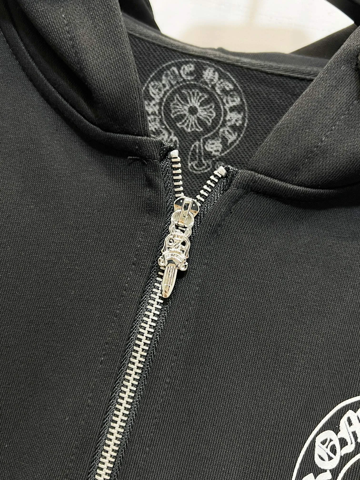 P260 (high quality) Style number: (G001) ChromeHearts 25 early autumn floral arm horseshoe hooded sweatshirt Sanskrit letter rattan flower cross horseshoe hooded sweatshirt The fabric is made of 440g pure cotton terry with matching threads Imported printing Original customization Hardware Color: Black Size: S-XL